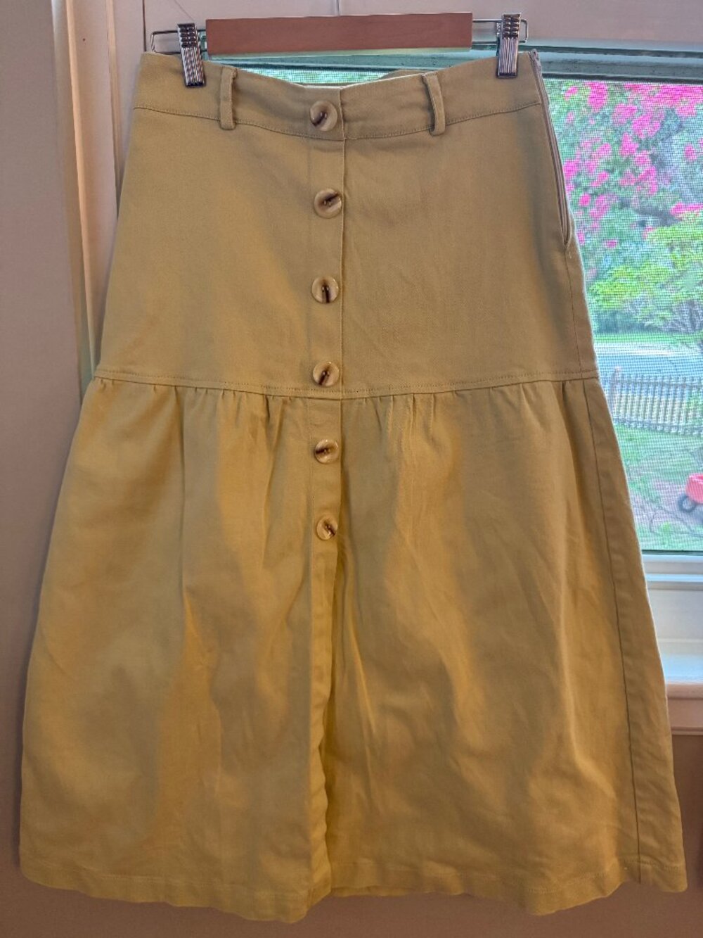 Retro-style midi button skirt